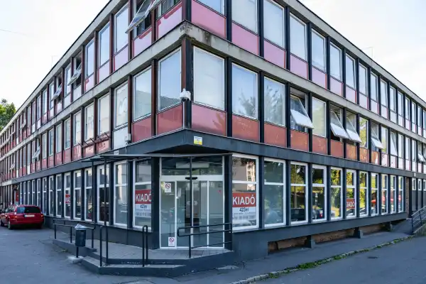 Kiadó üzlethelyiség utcai bejáratos, Salgótarján 423 m² 2 E Ft/hó + Áfa
